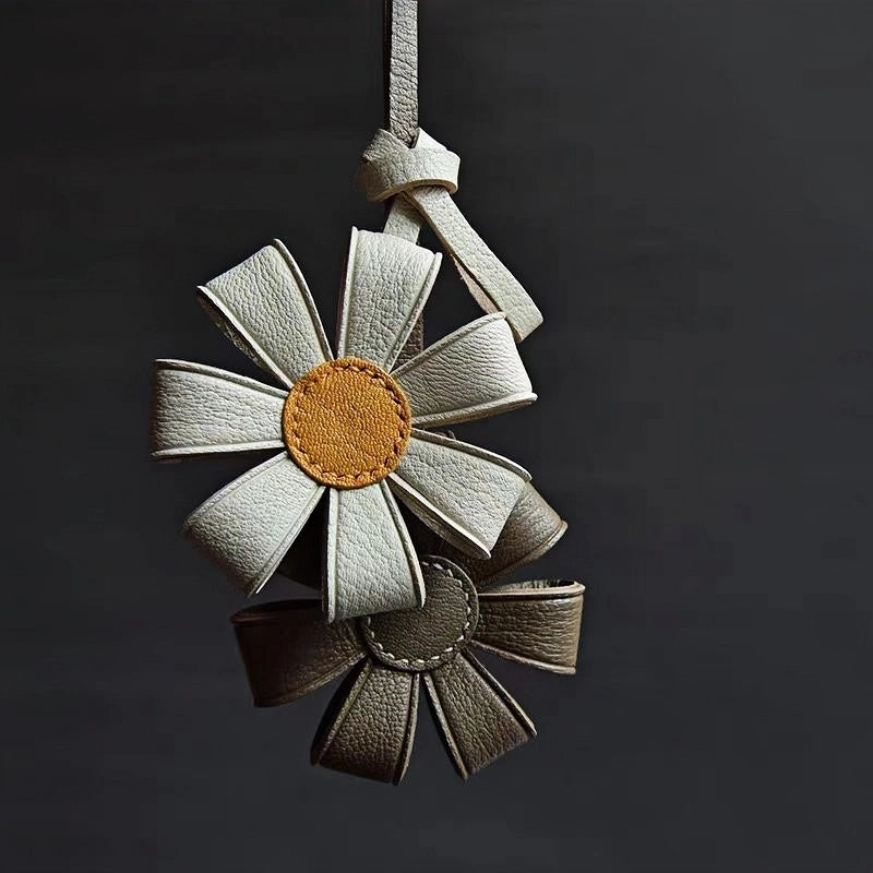 Geometric Daisy Leather Bag Charm – Minimalist Handmade Design, High-Quality Key Accessory, Premium Full-Grain Goatskin, Sophisticated Gift for Women