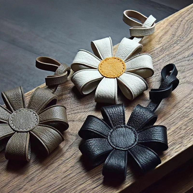 Geometric Daisy Leather Bag Charm – Minimalist Handmade Design, High-Quality Key Accessory, Premium Full-Grain Goatskin, Sophisticated Gift for Women