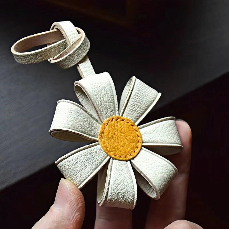 Geometric Daisy Leather Bag Charm – Minimalist Handmade Design, High-Quality Key Accessory, Premium Full-Grain Goatskin, Sophisticated Gift for Women